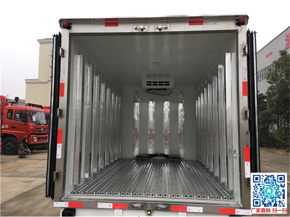 江铃顺达双排座3.8米冷藏车尾部方位