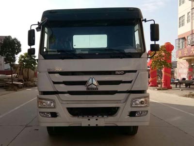 重汽豪沃前四后八拖吊联体清障车