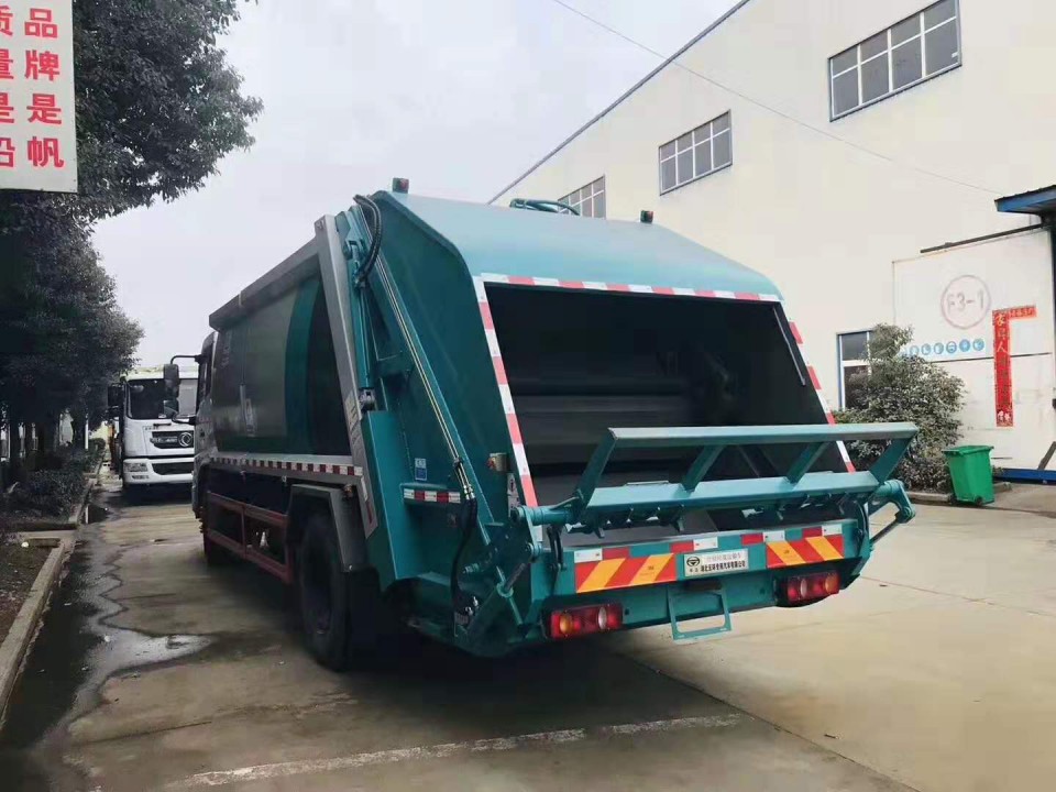 湖北程力东风天锦侧装挂桶压缩垃圾车 (2)