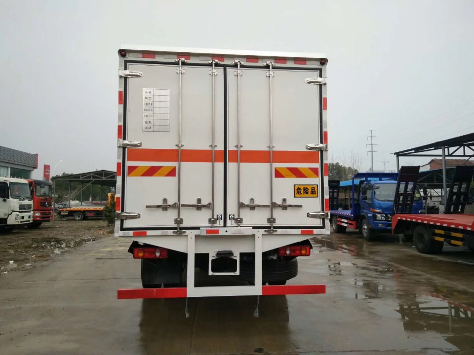 湖北程力东风天锦9.99吨爆破器材运输车 (6)