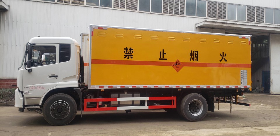 湖北程力东风天锦9.99吨爆破器材运输车 (16)