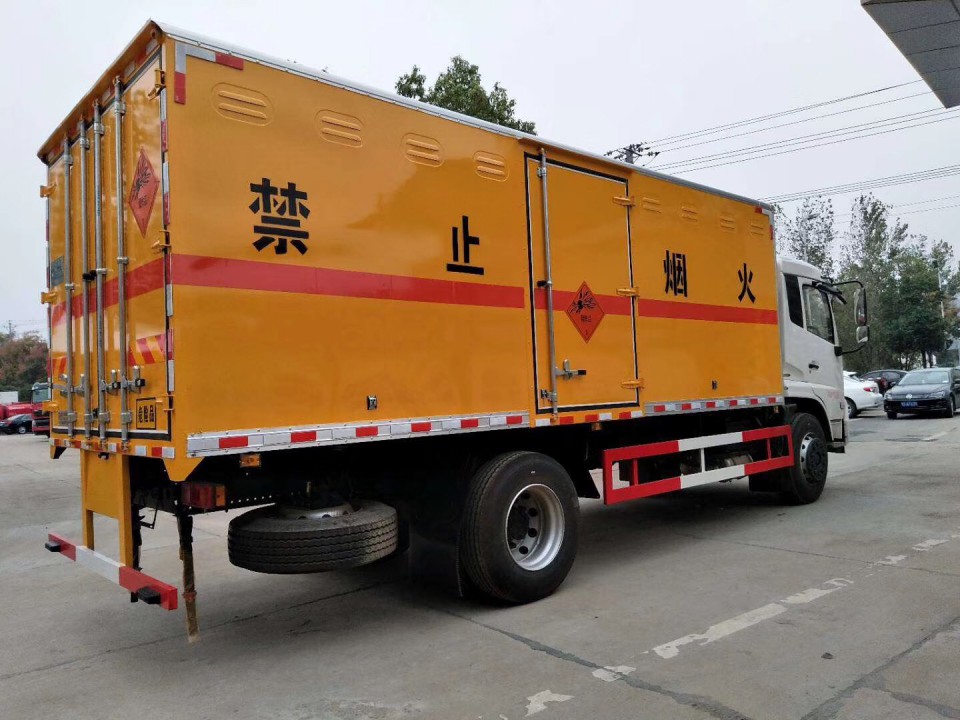 湖北程力东风天锦9.99吨爆破器材运输车 (20)