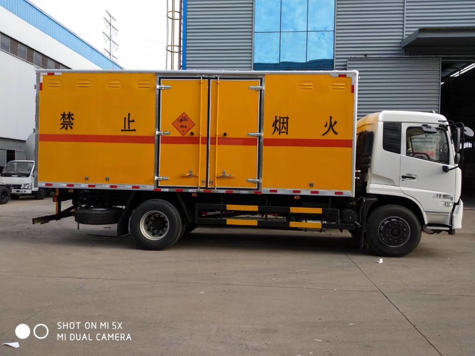 湖北程力东风天锦9.99吨爆破器材运输车 (30)