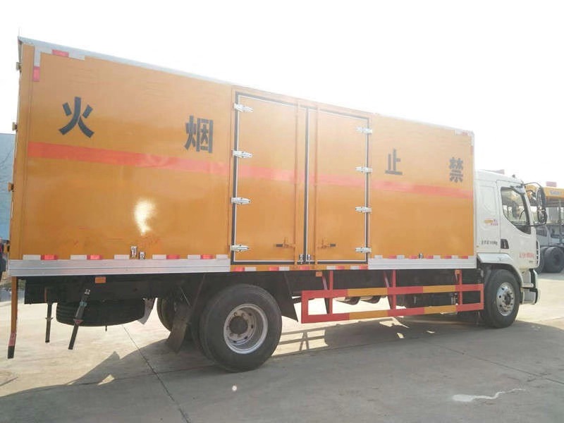 湖北程力柳汽乘龙9.99吨爆破器材运输车 (3)
