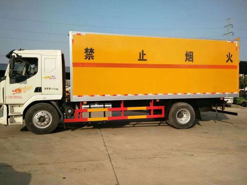 湖北程力柳汽乘龙9.99吨爆破器材运输车 (6)