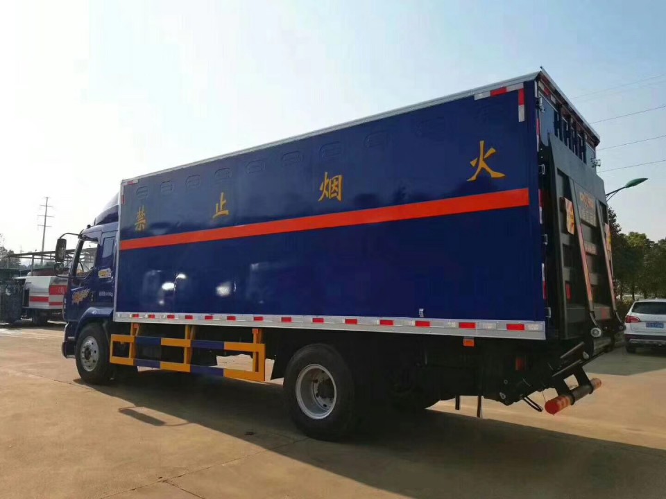 湖北程力柳汽乘龙9.99吨爆破器材运输车 (18)