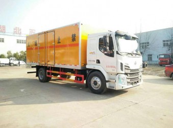 湖北程力柳汽乘龙9.99吨爆破器材运输车