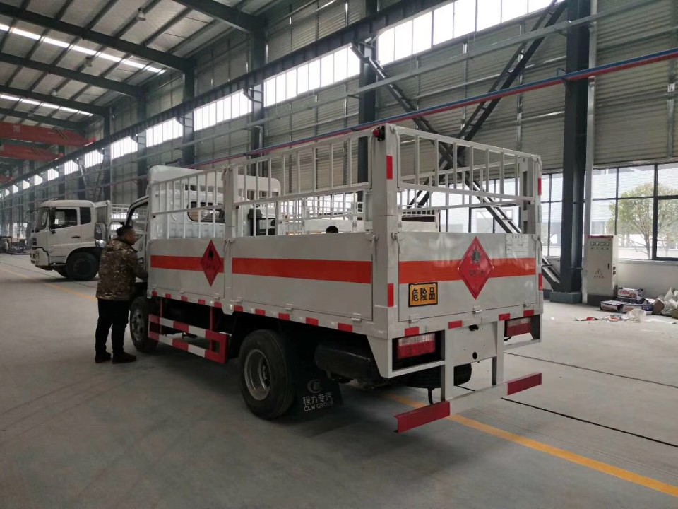 湖北程力东风多利卡D6 4米2气瓶运输车 (31)
