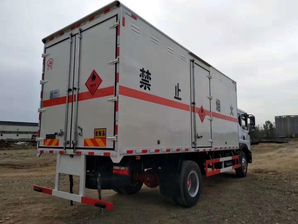 湖北程力东风多利卡D9易燃气体厢式气瓶运输车 (4)