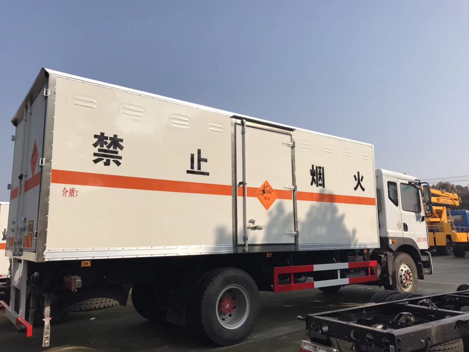 湖北程力东风多利卡D9易燃气体厢式气瓶运输车 (11)