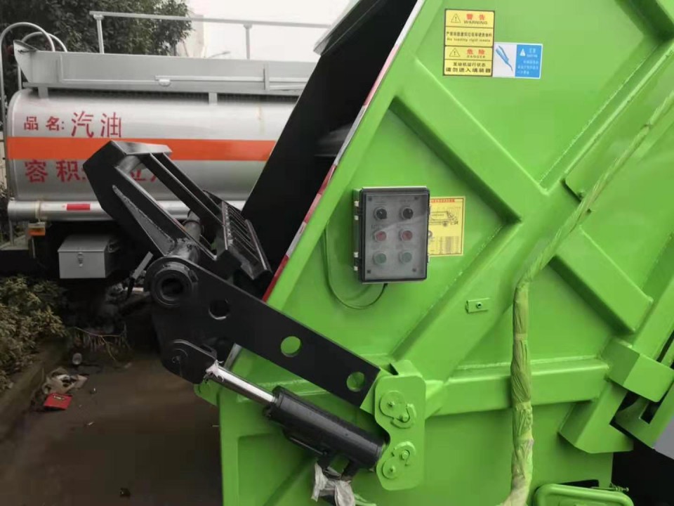 陕汽轩德6立方程力压缩垃圾车 (1)
