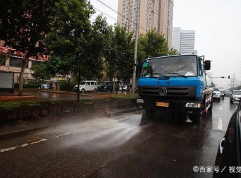 洒水车冬天不停工导致路面结冰，市民反应问题，却