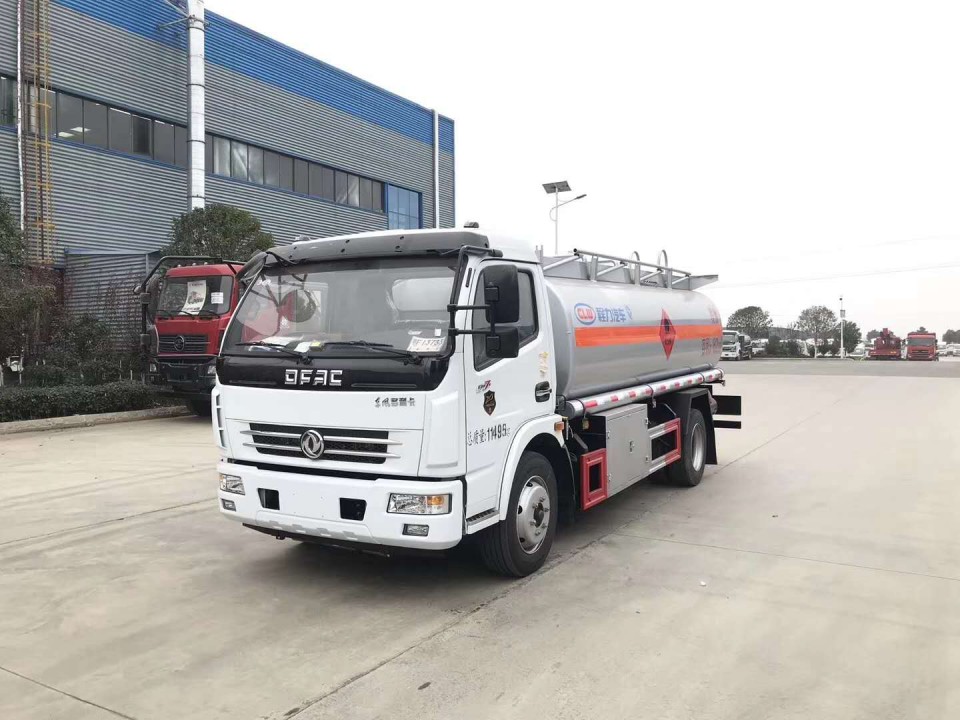 程力CLW5120GYY5EQ运油油罐车