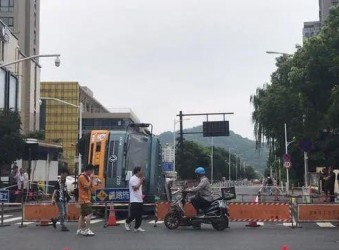 突发！杭州下沙、滨江接连发生路面塌陷……垃圾车直接陷进路中央